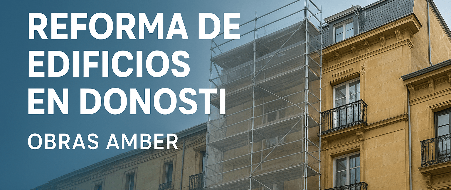 Edificio en Donosti en proceso de reforma integral con andamios, representando los servicios de Obras Amber en rehabilitación de edificios.